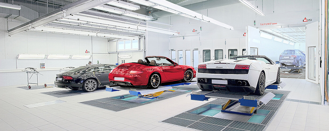 Moderne und helle Kfz-Halle von innen