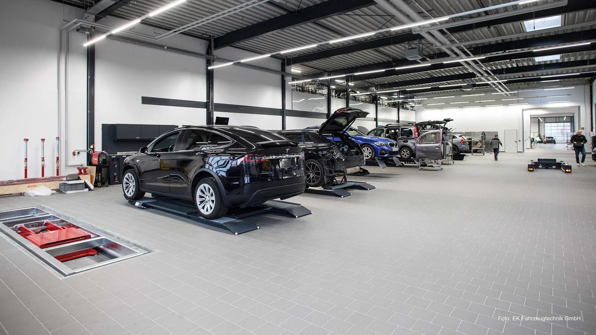 Autos in einer großen KFZ-Halle