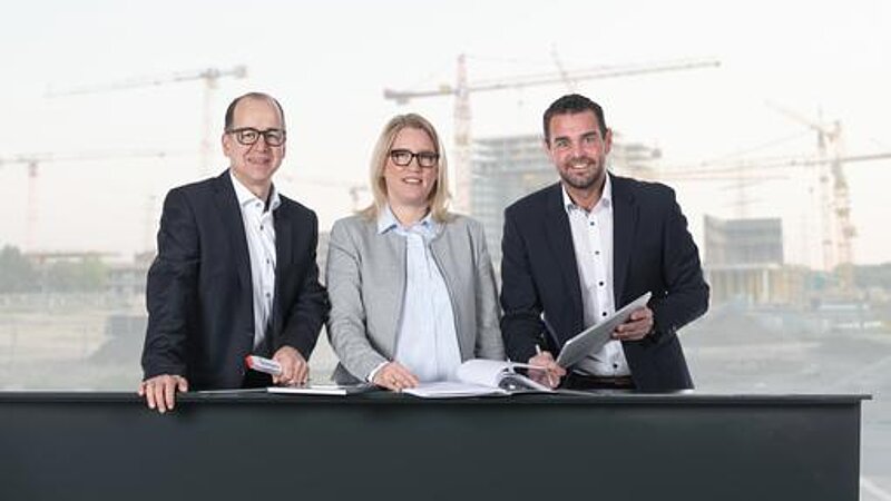 Die Geschäftsführung mit Unterlagen in der Hand