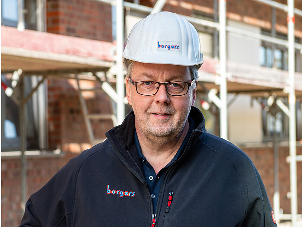 Mitarbeiter mit Bauhelm