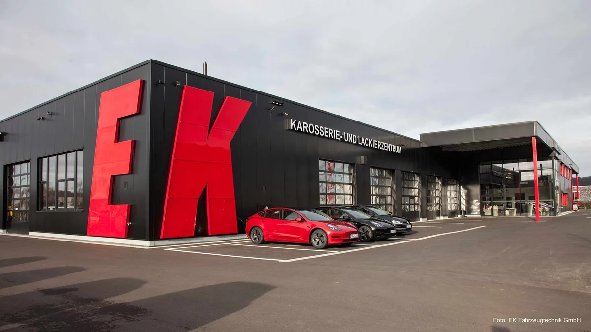 Modernes Gebäude des Kfz-Betriebs mit großer Aufschrift EK von außen