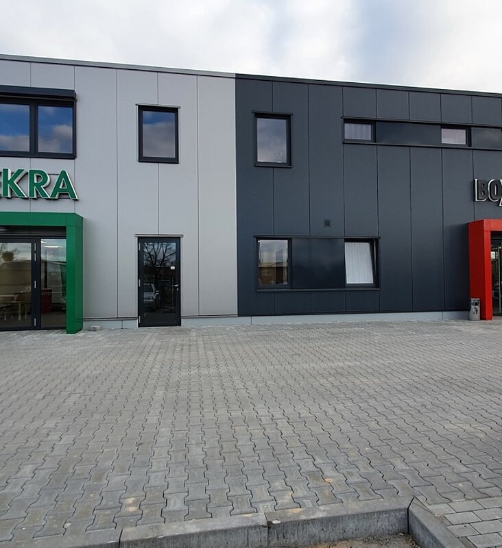 Außenansicht Servicebetrieb und Werkstatt mit getrennten Eingängen