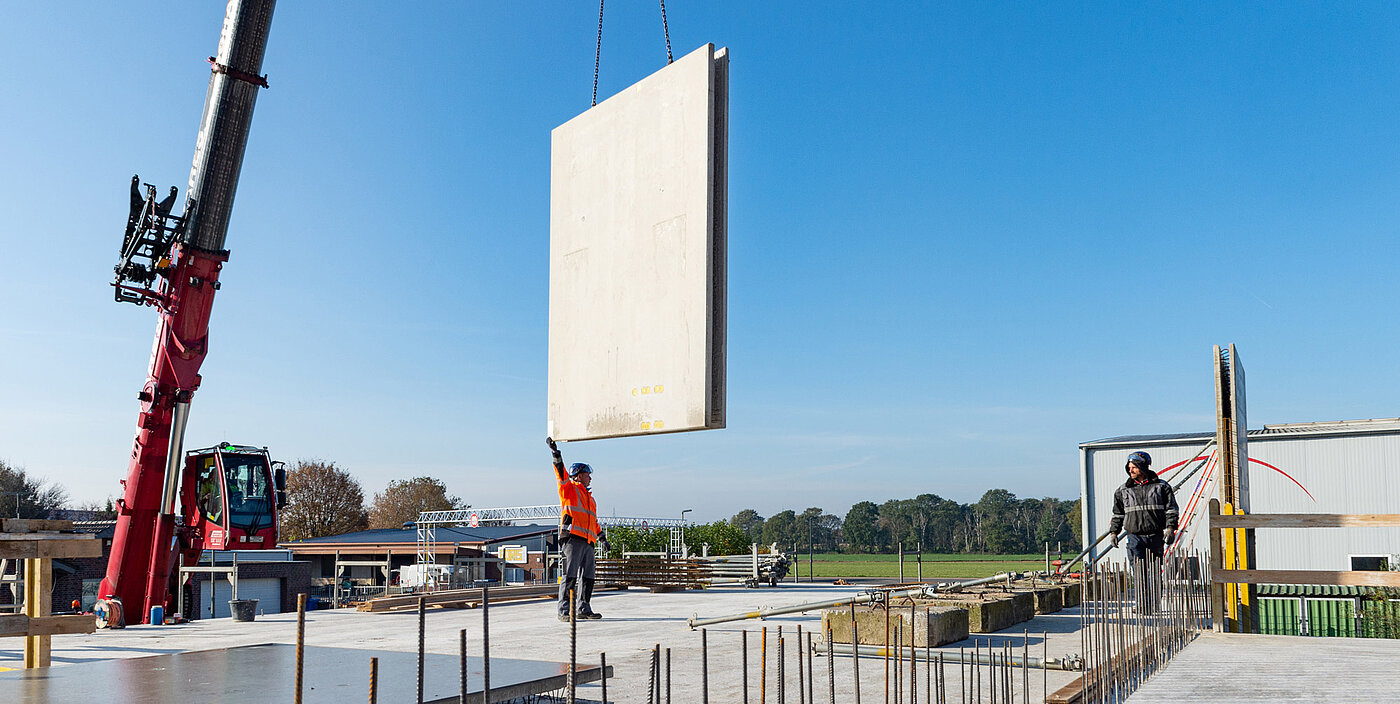 Betonfertigteil hängt an einem Kran