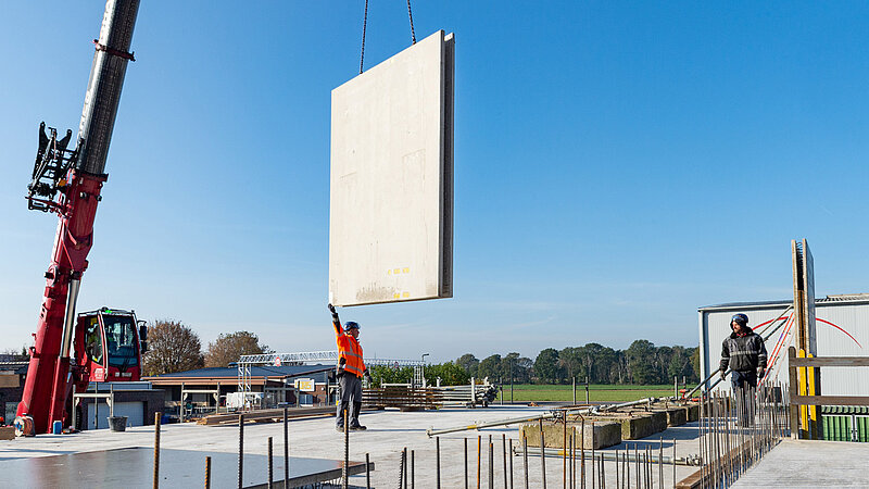 Betonfertigteil hängt an einem Kran