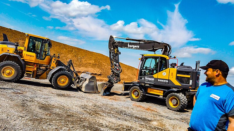 Christian Wegener auf der Baustelle vor Baumaschinen